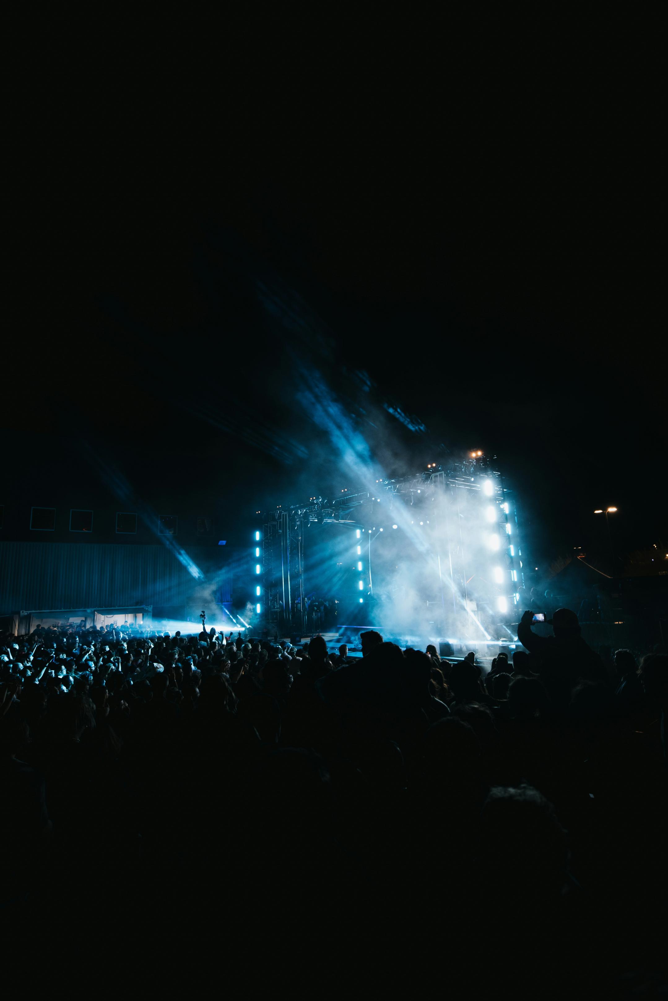 Un concert en directe amb l’escenari il·luminat