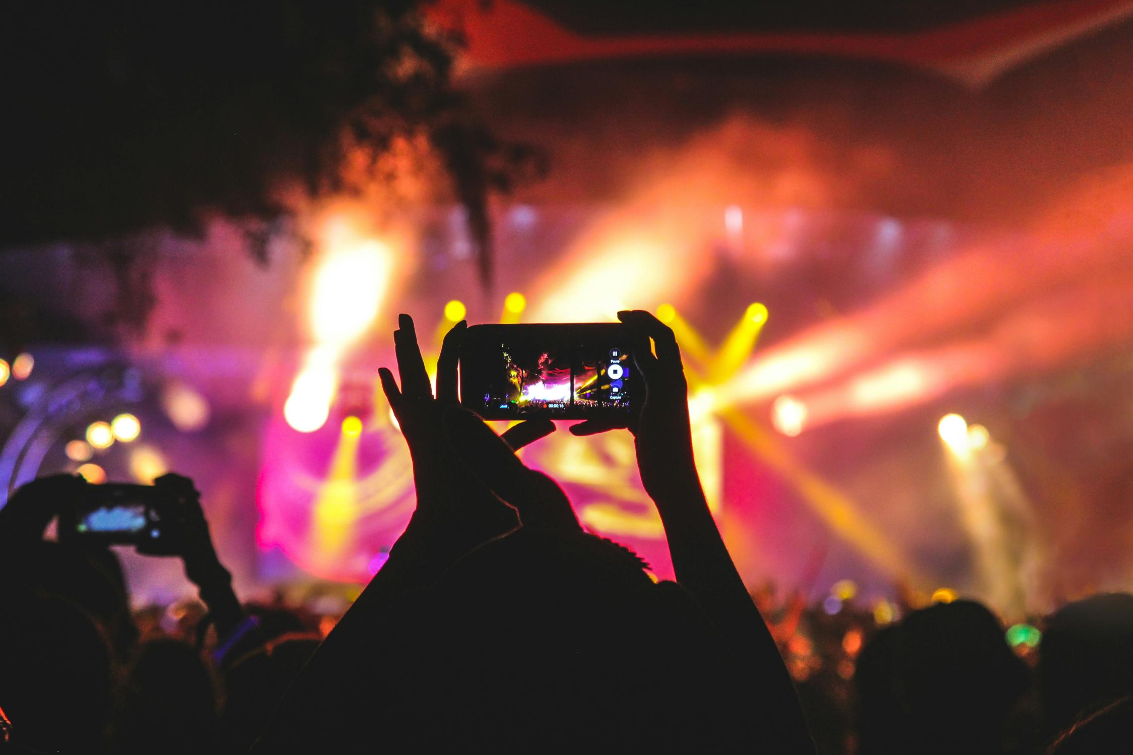 Un espectador captura l’energia d’un concert en directe